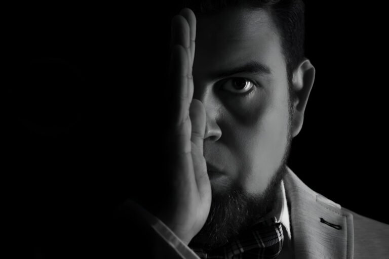 Sintonía 1 Arte del Mago Profesional Eduardo Aviña posando en perfil hacia una de las camaras usando su mano de pantalla, con efectos oscuros para ensimismar la magia de su estilo