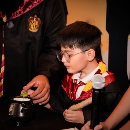 Niño interactuando con los trucos de magia del show magia secreta Niño participando en show de magia secreta con la supervisión el mago profesional Eduardo Aviña