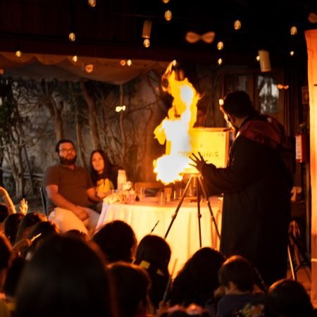 Eduardo Aviña con truco de magia con fuego El mago Eduardo Aviña realizando truco de magia con la herramienta del fuego el cual es seguro y no conlleva ninguna dificultad y altamente practicado