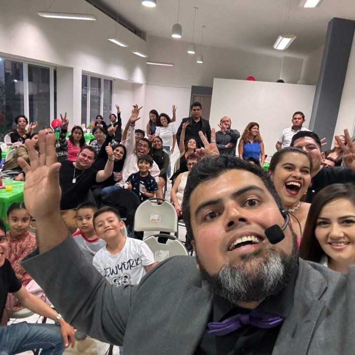 Eduardo Aviña con un grupo de personas después de haber realizado evento para una empresa la cual quedó bastaste satisfecha y disfrutaron demasiado el evento por ellos se les mira alegres a todos